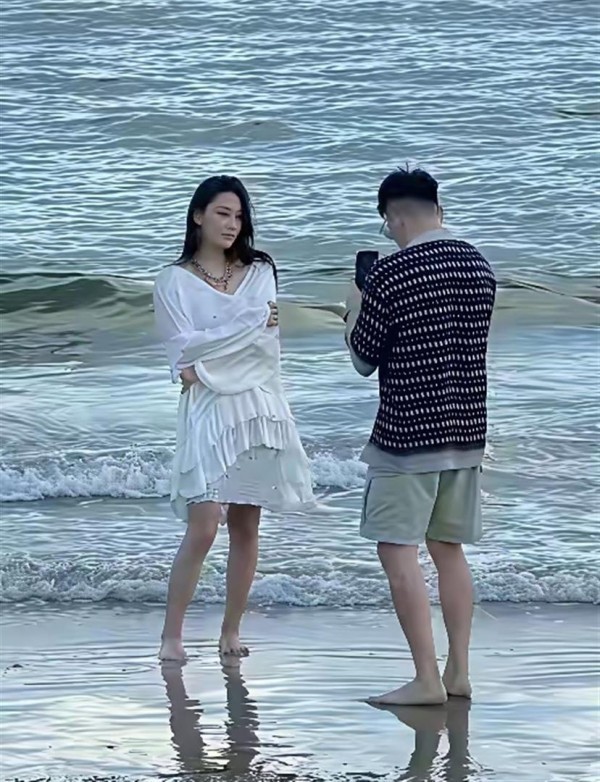 娱乐圈最清醒的女星张馨予带娃出游被拍，幸福藏不住；幸福婚姻！