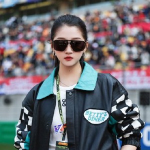 关晓彤作为明星参与F1赛事，对赛车文化推广起到了什么作用？