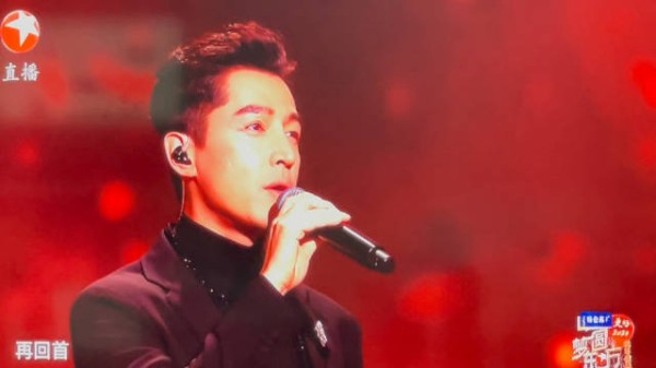 东方卫视跨年演唱会，胡歌和唐嫣合唱《再回首》