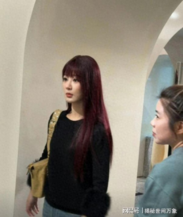 杨紫时装周红色长直发亮相，网友好奇：是染的，还是假发？