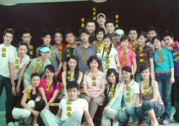 杨幂北电毕业照曝光：同班同学重聚，青春回忆满满