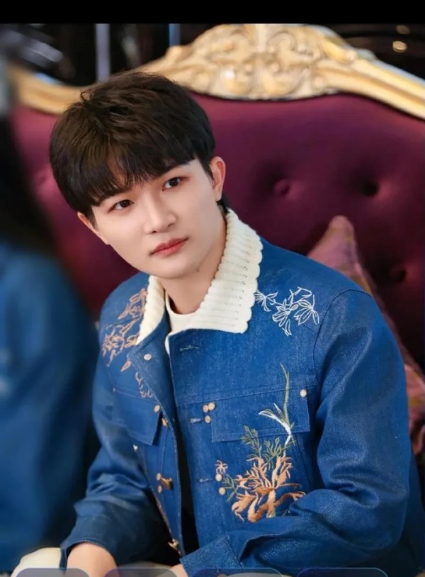 铁人三拳：解析周深独特嗓音的声学密码
 在华语乐坛，周深宛如一颗璀璨的明星，他的语言天赋令人赞叹，英语、法语、俄语都能信手拈来，而更让人惊艳的，是他那超凡脱俗的嗓音。
   从物理学的角度来看，声音的产生源于物体的振动。对于人类发声而言，主要是通过声带的振动。周深的嗓音之所以独特，和他声带的生理构造有着密切关系。一般来说，男性的声带相对较宽、较长，振动频率较低，这使得男性的声音普遍较低沉；而女性的...