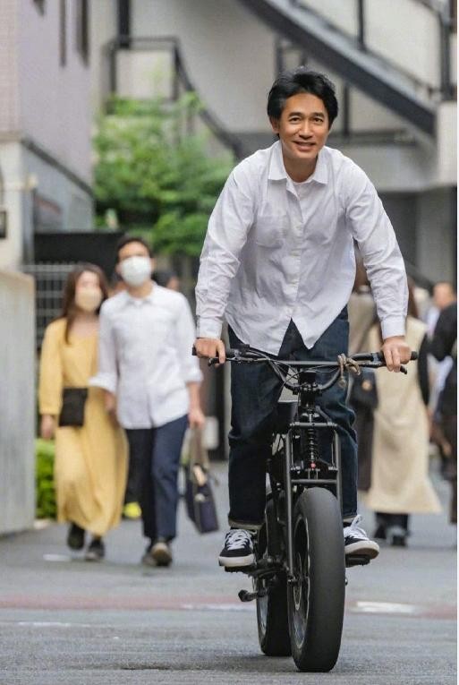 明星风采不减与抗衰老秘诀：揭秘时光的痕迹