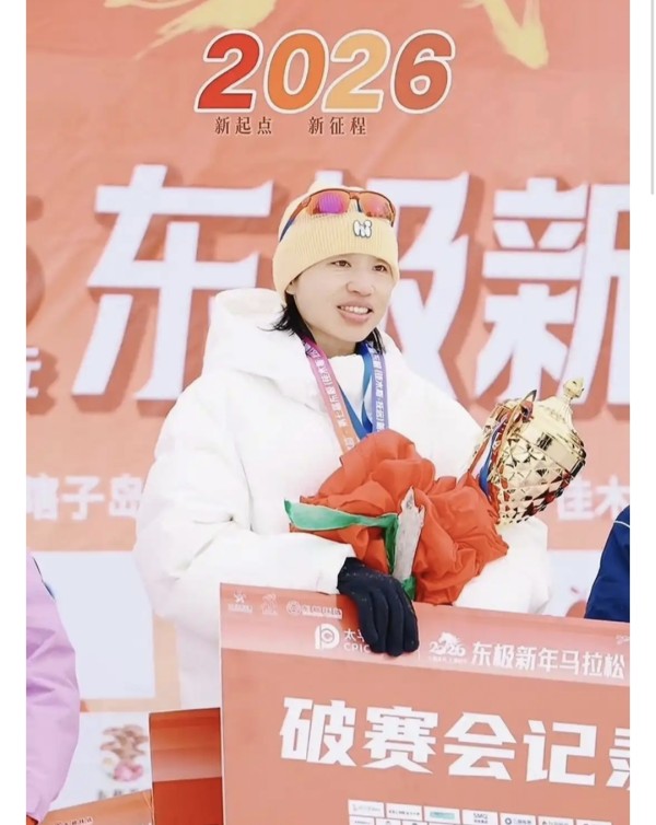 明事视角：张水华辞职是名人经济、网红经济的价值诠释
       张水华追随“流量经济”，从护士岗位辞职，选择全职投入马拉松事业并拥抱流量经济带来的商业化机会。她的辞职是对“铁饭碗”与“流量红利”两条赛道的取舍，核心是将个人明星IP的商业价值最大化。
一、辞职事件核心事实
1. 时间线：2026年1月1日获东极抚远马拉松冠军，1月2日晚通过社交账号发布视频宣布辞去福建医科大学附属第一医院急诊科护士...