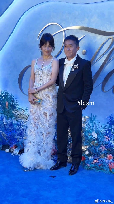 梁朝伟刘嘉玲甜蜜同框，61岁与57岁模范夫妻亮相