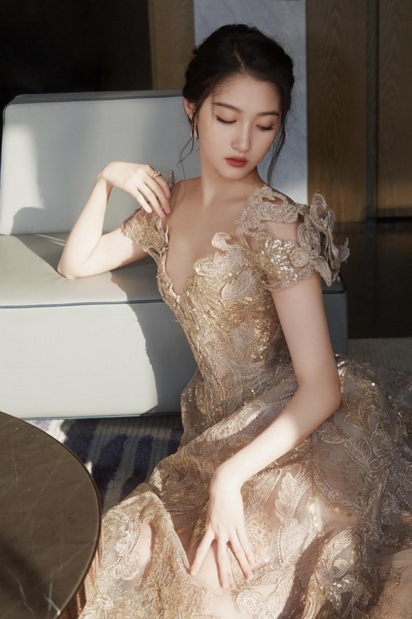 杨幂跌倒遭群嘲，赛琳娜如何靠红毯实现商业逆袭？揭秘明星背后的形象博弈