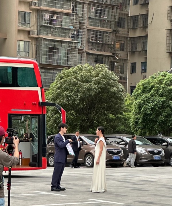 未小沫：黄晓明，登上热搜！

4月5日，黄晓明登上热搜，不过，令人没有想到的是，这一次，不是因为他帅出了新高度，也不是因为他带来了令人眼前一亮的新作品，而是因为被曝光一组录制浪姐4的路透图，跟看了黄晓明跟多位女明星的同框图之后，不少网友都凌乱了，直呼：“晓明哥，到底多高？”[捂脸]

通过路透图可以看出，其中一个环节是，每一位参赛选手都会跟发起人黄晓明单独沟通，说得啥，咱也不知道[捂脸]但是，看了...