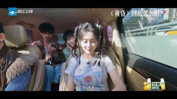 周深孟子义合唱忘词引热议，奔跑吧节目现搞笑一幕