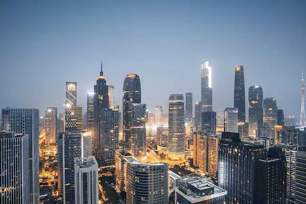 阿杜有事说：广东虽为经济大省，但几乎没有什么娱乐圈，也没有什么明星，电视台也发展不起来，这些都与发达省的身份不相符。

其实早在九十年代初，广东是内地娱乐产业最为发达的地方之一，在那个时代，那些传遍大江南北的经典音乐都出自广东乐坛。广东电视台更是产剧大台，自制的电视剧数不胜数，《万紫千红》的制作更是当时国内首屈一指的综艺节目。

短短的十年间，短暂辉煌的广东娱乐圈从此一蹶不振。失去了娱乐圈，连电视...