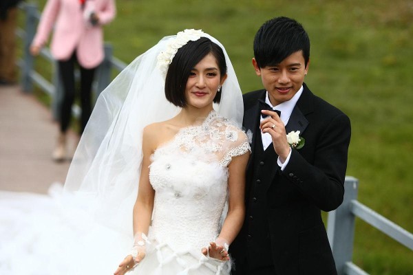 张杰谢娜13年婚姻路：明星爱情如何扛住舆论风暴？