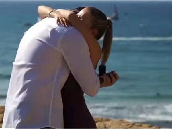 27岁主持人高佑思海滩求婚成功 高佑思和未婚妻露露恋情回顾