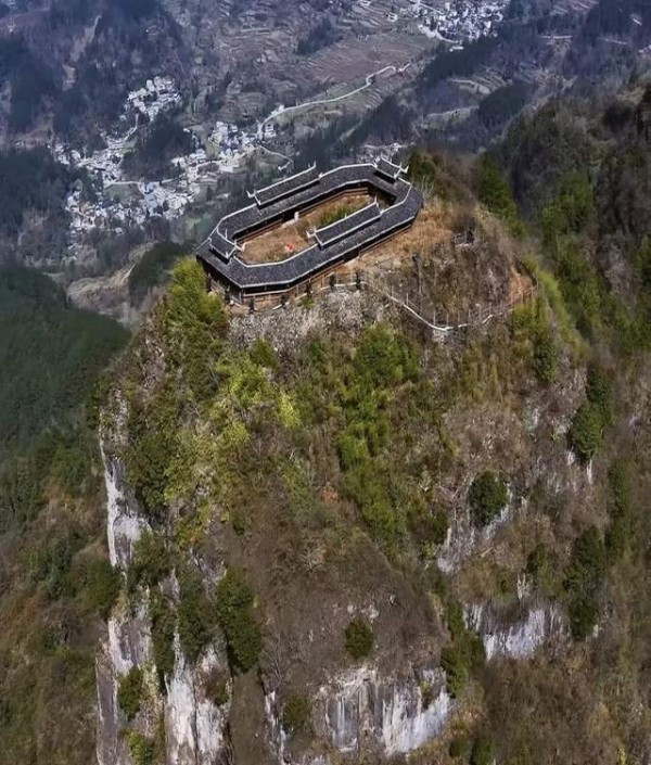 金庸笔下“光明顶”！三面悬崖，山顶上的四合院为何被遗弃？