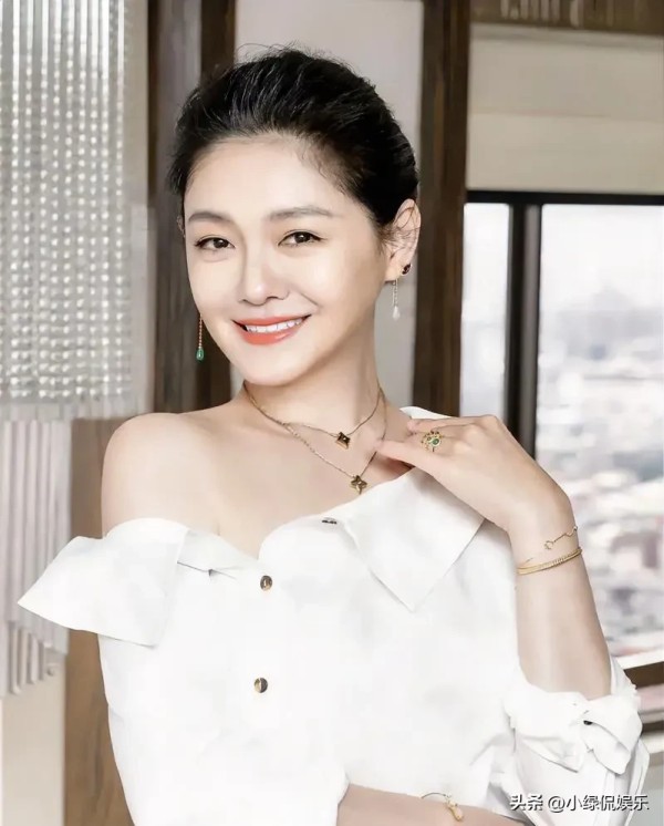 小绿侃娱乐：#大S的皮肤有多好#
这背后是她20年如一日的极致护肤法则。  

1. 防晒是铁律  
大S曾说：“紫外线是皮肤衰老的头号杀手。”她无论晴雨必涂SPF30+防晒霜，搭配遮阳伞、长袖衣裤全副武装，甚至在家也不松懈。正是这种近乎偏执的坚持，让她躲过了色斑和皱纹的侵袭。  

2. 内外兼修的美白哲学  
她每晚敷美白面膜，用玫瑰精油泡澡促进血液循环，更严格忌口黑色食物，连酱油都少碰。维C...