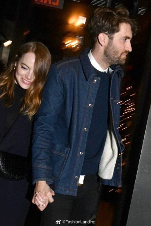 影后艾玛和未婚夫甜蜜同框，演绎影后和编剧的爱情，郎才女貌无疑