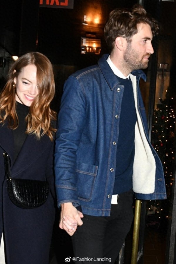 影后艾玛和未婚夫甜蜜同框，演绎影后和编剧的爱情，郎才女貌无疑