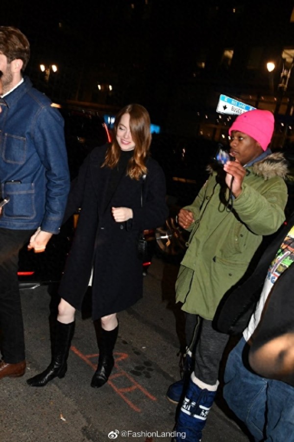 影后艾玛和未婚夫甜蜜同框，演绎影后和编剧的爱情，郎才女貌无疑