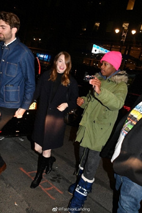 影后艾玛和未婚夫甜蜜同框，演绎影后和编剧的爱情，郎才女貌无疑