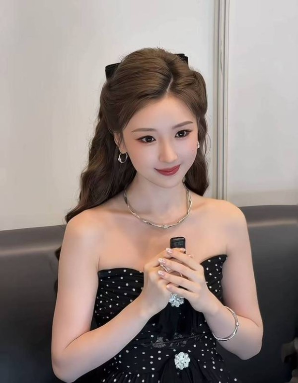 毛晓彤带黑色蝴蝶结头饰优雅灵动