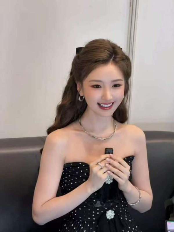 毛晓彤甜美元气。