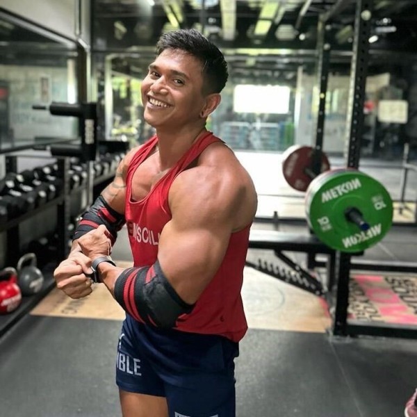 印尼健美明星深蹲时殒命，420斤杠铃砸在了颈部，保护员无力挽救