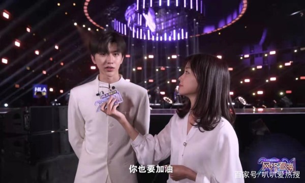 绝美同台！最美央视主持人王冰冰采访蔡徐坤，共同致敬医护人员