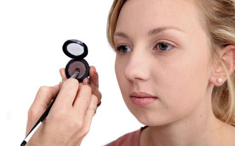 明星示范 6种不同脸型妆容巧修饰