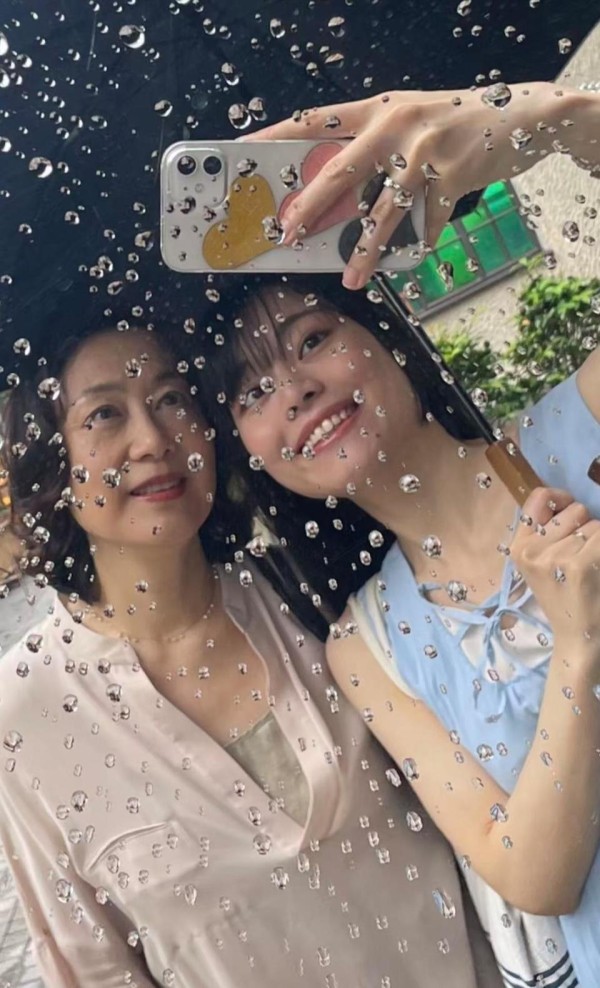 吴玉芳携家人日本度假，63岁状态好，与江嘉良相守38年育有两女