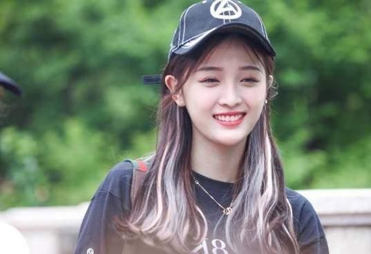 她长相甜美，笑容可爱，以第二名的成绩成功出道！你认识她吗？