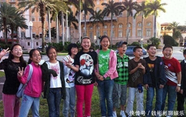 范丞丞小学同学晒合影，网友追忆青春，明星往事藏着啥玄机
