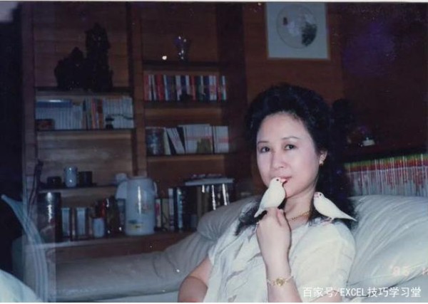 琼瑶俩孙女近照，一位穿白裙显清纯一位穿旗袍婉约美，五官像奶奶