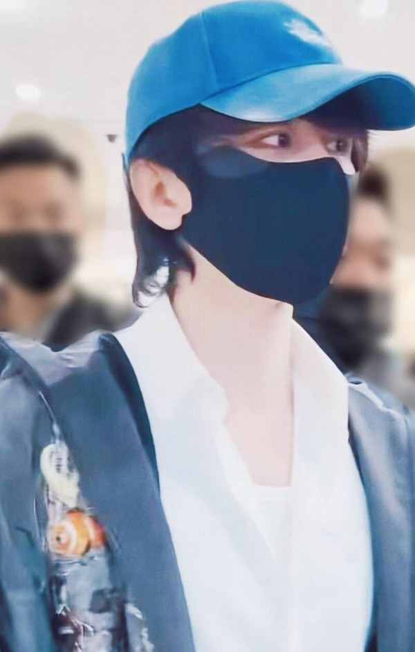 得知成毅从长沙起飞，粉丝早早在机场等候，现场秩序井然，热情又克制，只要他一出现，瞬间掀起欢呼狂潮