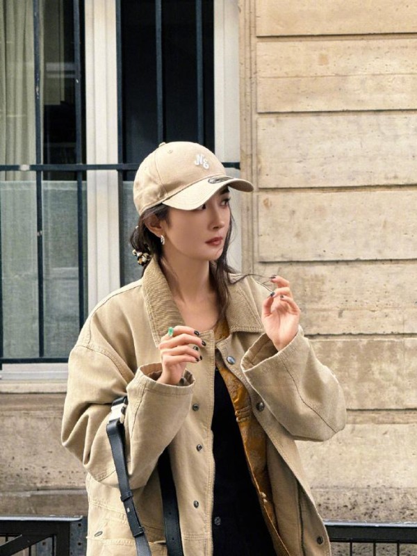 杨幂少女感VS刘雯超模气场，灰T红裤竟能穿出3种明星范儿？