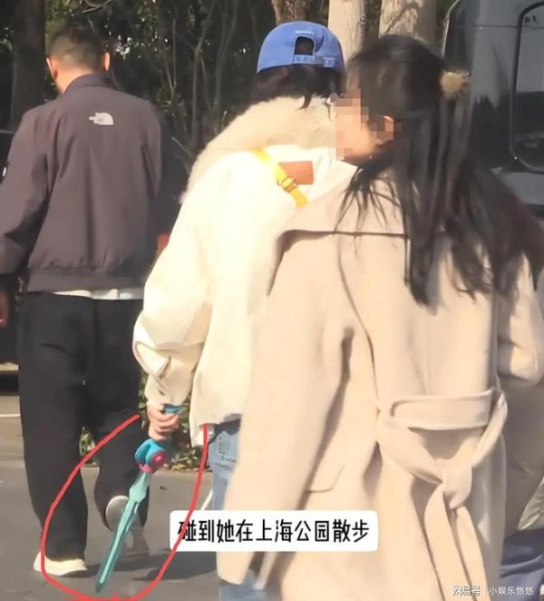 赵丽颖全副武装逛公园！看似孤单一人，水杯和剑的细节藏不住