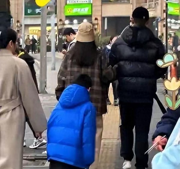 任重陪妻女澳洲度假，戴婚戒秀幸福，和孙骁骁同框一眼看出年龄差