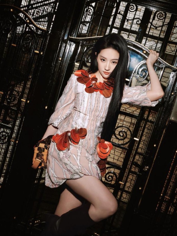 刘亦菲用两套造型诠释“松弛感”和“张扬感”并存的穿搭风格，把时装周活成日常，这才是东方美人的魅力