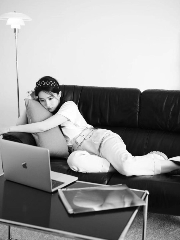 v上衣：louis vuitton side strap t恤 下装：louis vuitton 桃皮棉萝卜裤 鞋履：louis vuitton pillow 平底及踝靴 配饰：louis vuitton all that straps bb 束发带