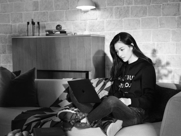 上衣：louis vuitton 印花连帽衫 鞋履：louis vuitton pillow平底及踝靴