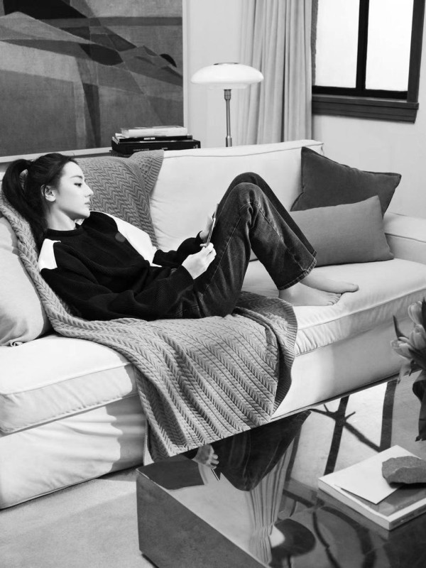 上衣：louis vuitton 混合针织套头衫 下装：louis vuitton 直筒弹力牛仔裤 鞋履：louis vuitton lv archlight 运动鞋