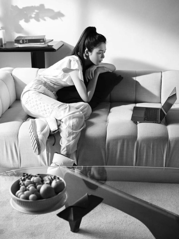 上衣：louis vuitton monogram 印花t恤 下装：louis vuitton 宽松休闲裤 鞋履：louis vuitton pillow平底及踝靴