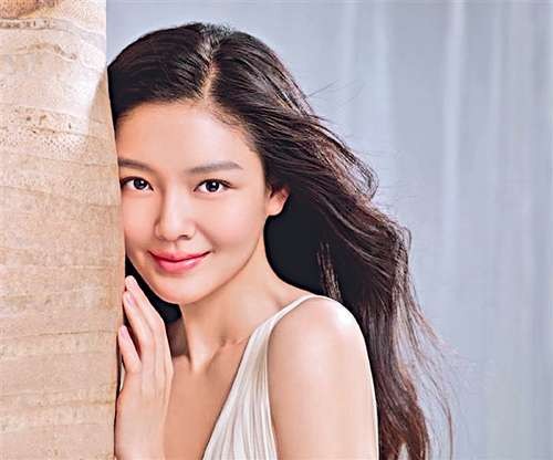 大S长发飘逸秀裸妆 代言护肤品温柔性感