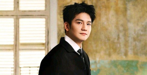 樊振东3套造型引发热搜！全网表示，时尚大片令人破防，更让他成为首位以单人封面亮相该杂志的男性运动员