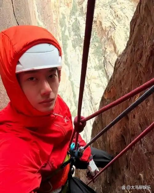 王一博这个人在社交网络上活得像两个人，国内的账号全都是广告，国外的账号跟粉丝互动活跃的很