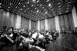 今年10月，李海鹰和乐团在为12月举办的音乐会彩排。