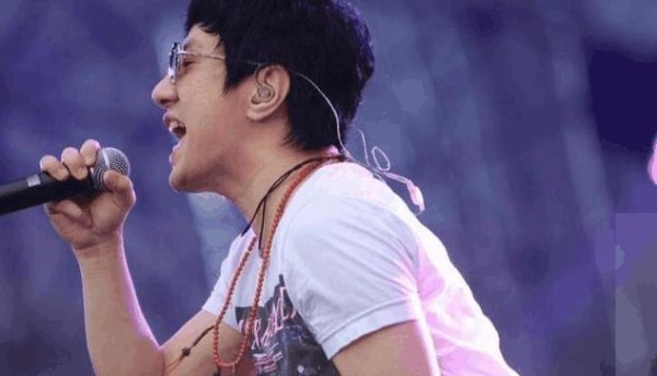 中国摇滚十大巨星：汪峰只能排第十，黄家驹第二，第一名是他！