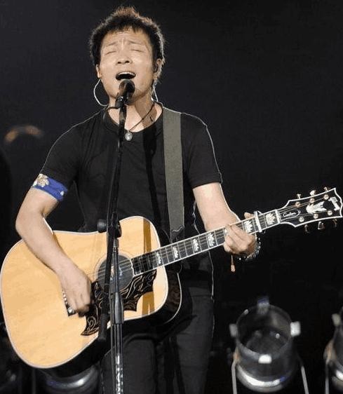 中国摇滚十大巨星：汪峰只能排第十，黄家驹第二，第一名是他！