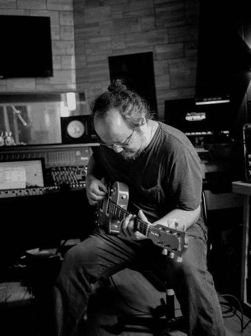 中国摇滚十大巨星：汪峰只能排第十，黄家驹第二，第一名是他！