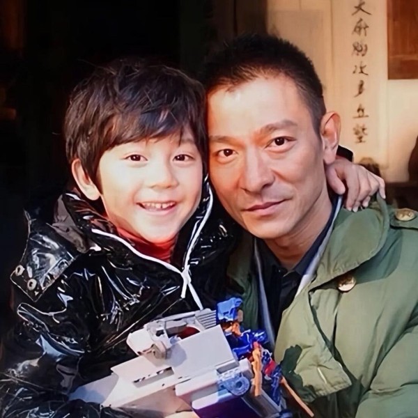 林沐然1岁出道戏龄20年，幼年与明星合影引关注