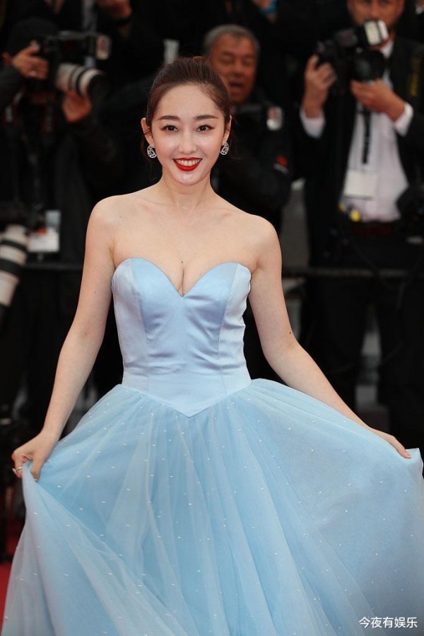 她以清纯“玉女”形象出道风光无限，如今混得不如18线明星