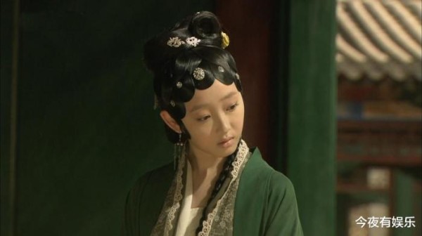 她以清纯“玉女”形象出道风光无限，如今混得不如18线明星