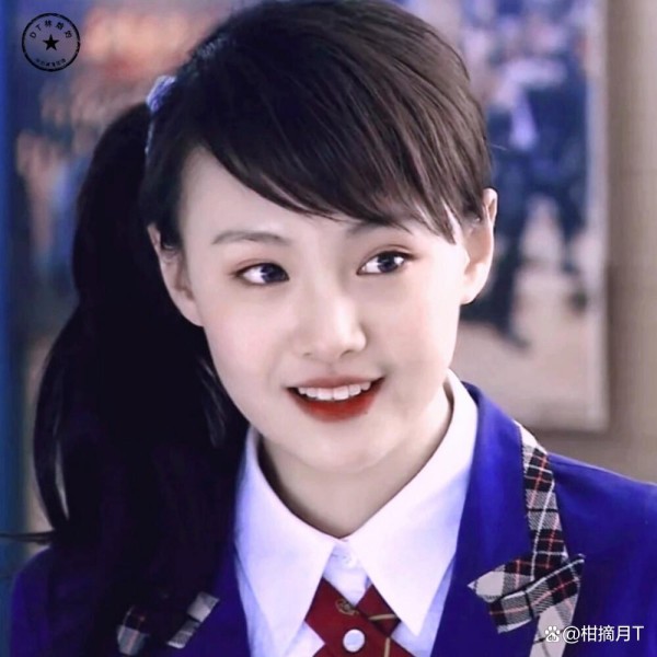 昔日饰演楚雨荨时清纯动人，如今 35 岁的她却被指头发稀疏、左右脸不对称、鼻孔偏小，明星褪去光环后，和普通人并无两样